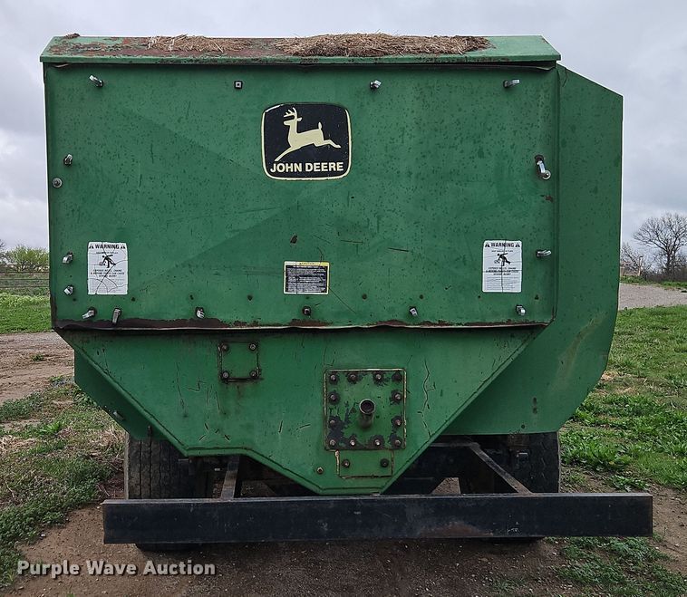 image for item DT7720 John Deere 135 feed mixer