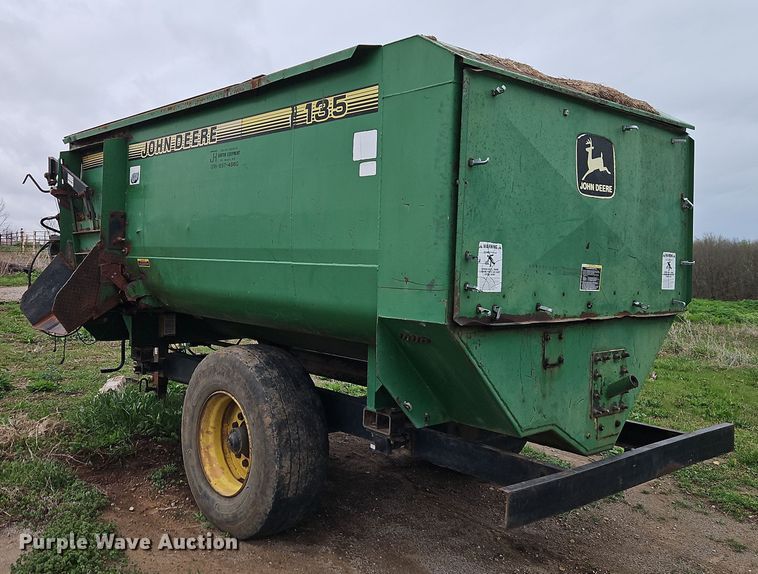 image for item DT7720 John Deere 135 feed mixer