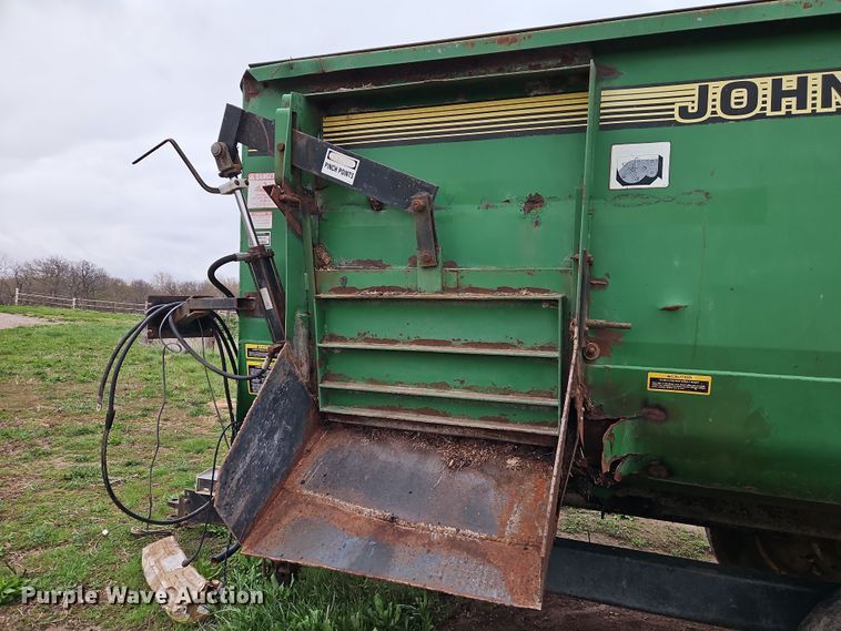 image for item DT7720 John Deere 135 feed mixer