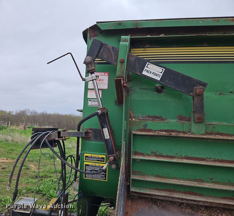 image for item DT7720 John Deere 135 feed mixer