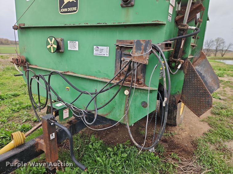 image for item DT7720 John Deere 135 feed mixer