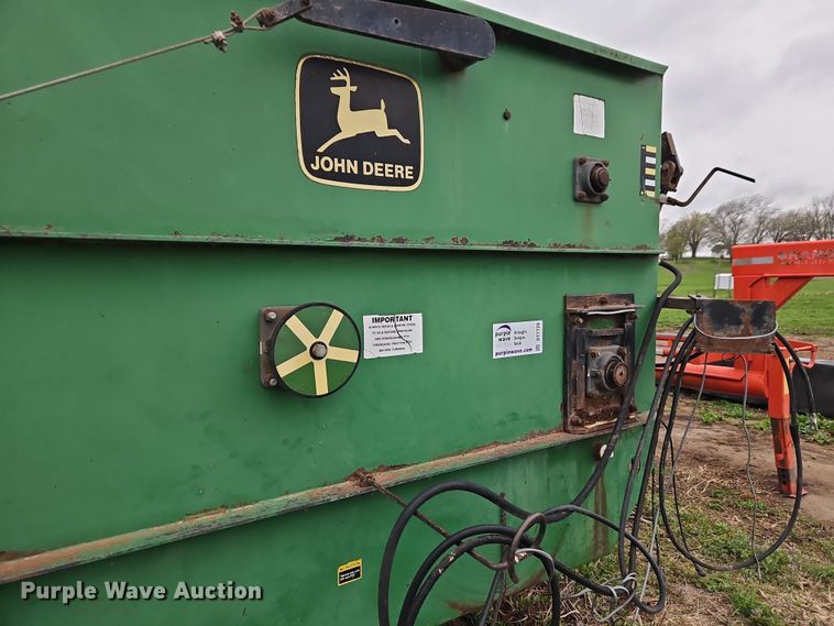 image for item DT7720 John Deere 135 feed mixer