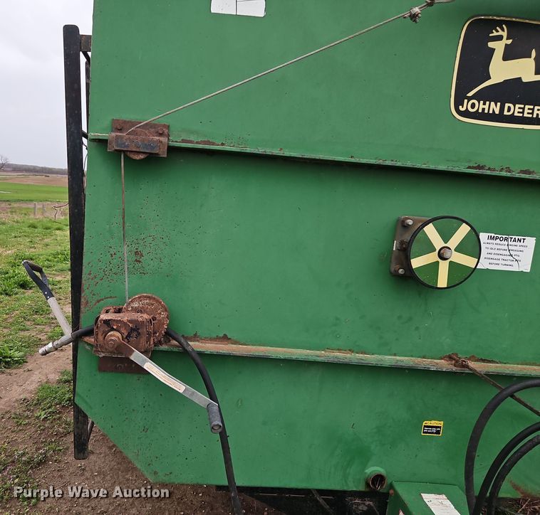 image for item DT7720 John Deere 135 feed mixer