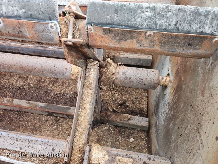 image for item DT7720 John Deere 135 feed mixer