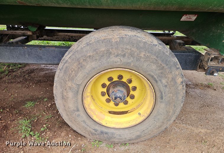 image for item DT7720 John Deere 135 feed mixer