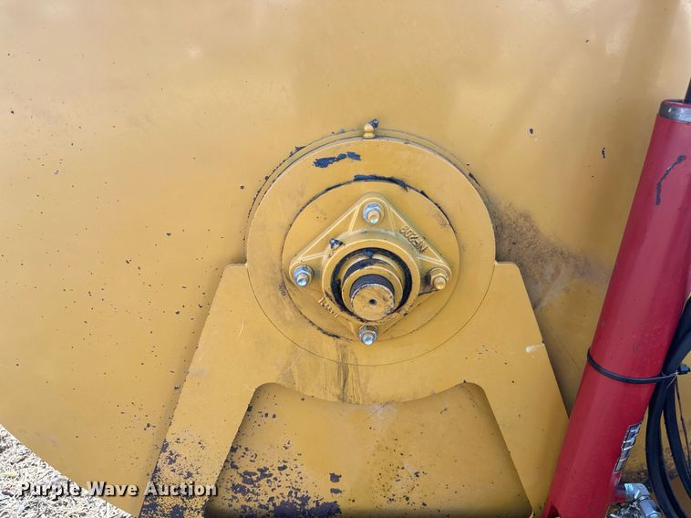 image for item DV0730 Haybuster 2564 bale processor