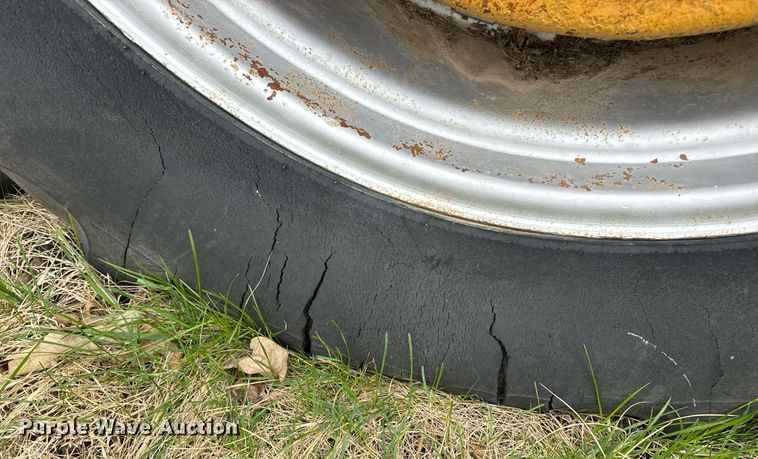 image for item DV1875 Minneapolis-Moline G705 tractor