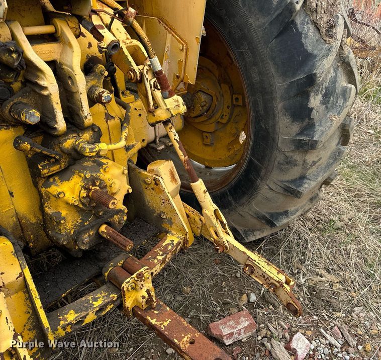 image for item DV1876 Minneapolis-Moline G-1000 Vista tractor