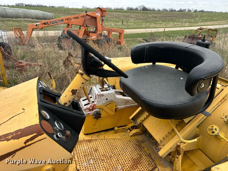 image for item DV1876 Minneapolis-Moline G-1000 Vista tractor