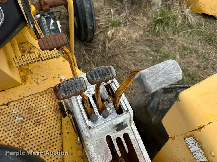 image for item DV1876 Minneapolis-Moline G-1000 Vista tractor