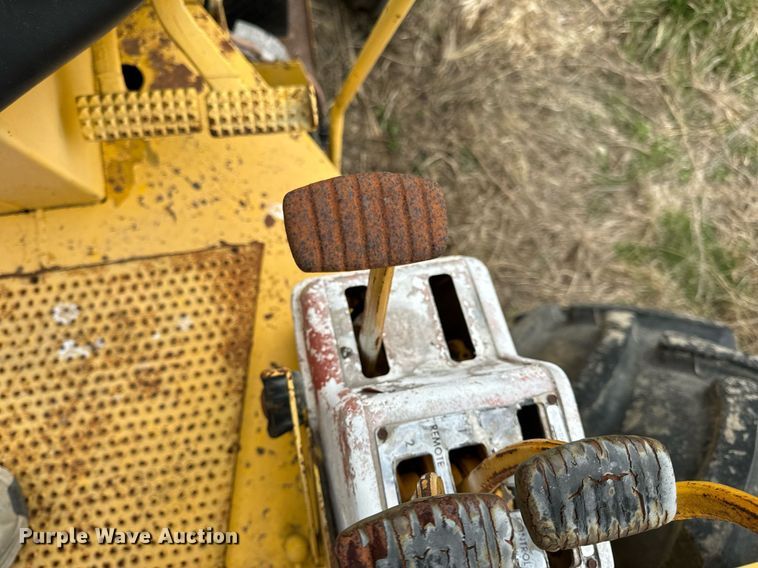 image for item DV1876 Minneapolis-Moline G-1000 Vista tractor