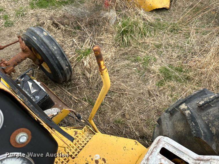 image for item DV1876 Minneapolis-Moline G-1000 Vista tractor