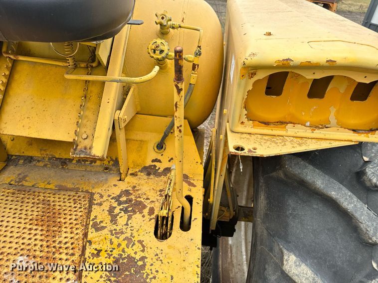 image for item DV1876 Minneapolis-Moline G-1000 Vista tractor