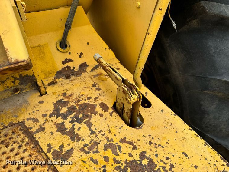 image for item DV1876 Minneapolis-Moline G-1000 Vista tractor