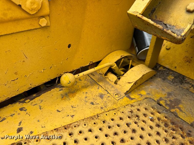 image for item DV1876 Minneapolis-Moline G-1000 Vista tractor