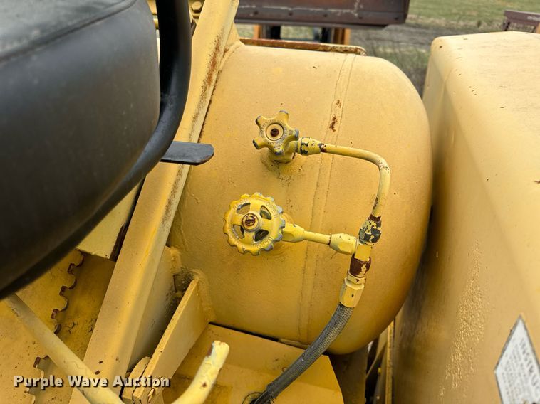 image for item DV1876 Minneapolis-Moline G-1000 Vista tractor