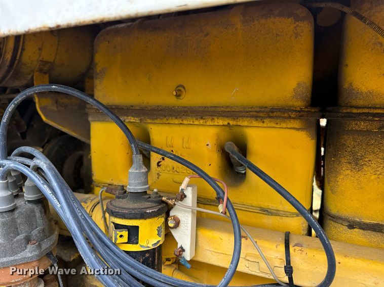 image for item DV1876 Minneapolis-Moline G-1000 Vista tractor