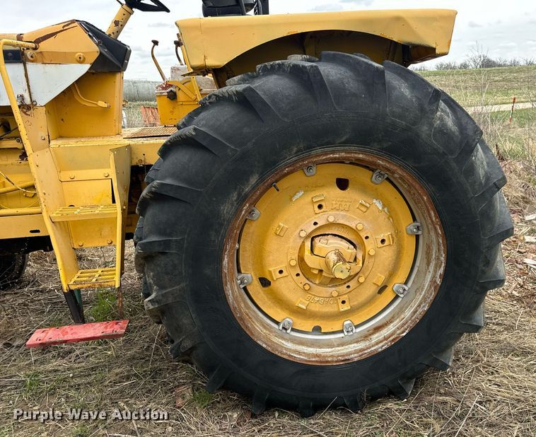 image for item DV1876 Minneapolis-Moline G-1000 Vista tractor