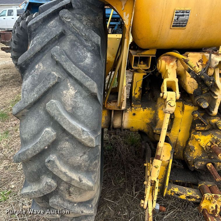 image for item DV1876 Minneapolis-Moline G-1000 Vista tractor