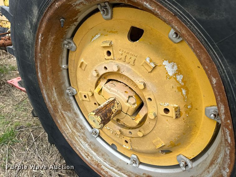 image for item DV1876 Minneapolis-Moline G-1000 Vista tractor