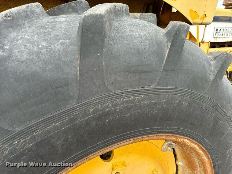 image for item DV1876 Minneapolis-Moline G-1000 Vista tractor