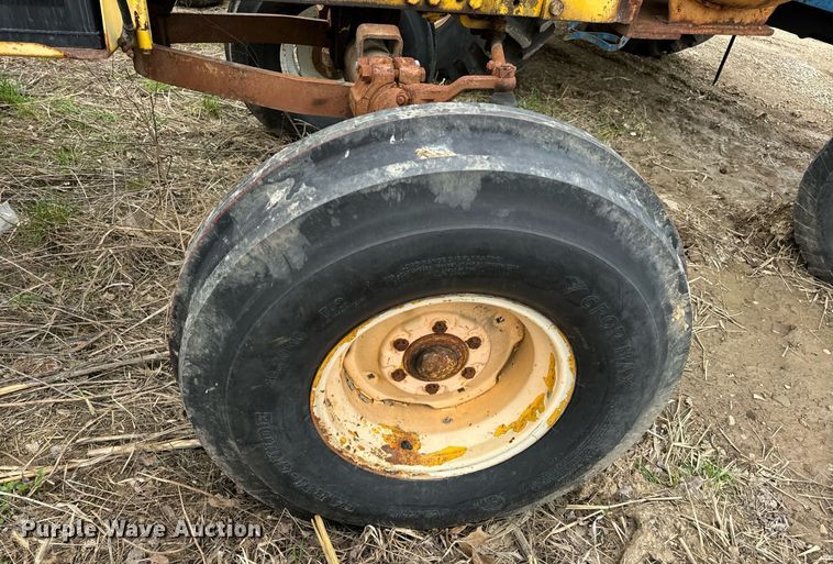 image for item DV1876 Minneapolis-Moline G-1000 Vista tractor
