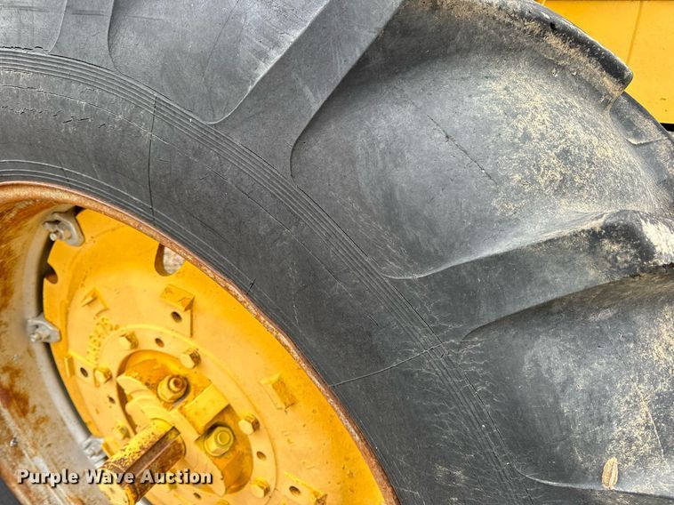 image for item DV1876 Minneapolis-Moline G-1000 Vista tractor