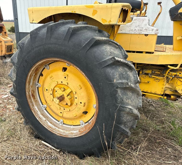 image for item DV1876 Minneapolis-Moline G-1000 Vista tractor