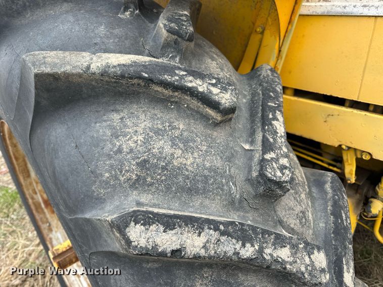 image for item DV1876 Minneapolis-Moline G-1000 Vista tractor