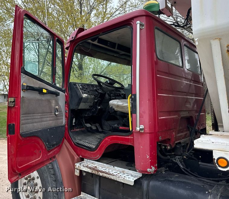 image for item DV1896 1999 Freightliner FL80 applicator truck