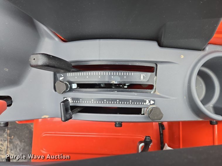 image for item DW8525 2022 Kubota M5-091D MFWD tractor