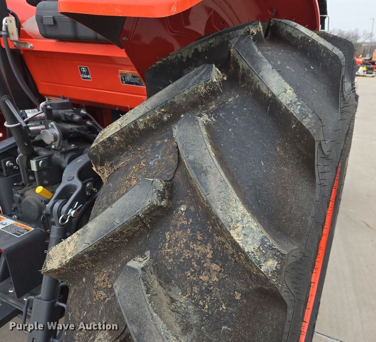 image for item DW8525 2022 Kubota M5-091D MFWD tractor