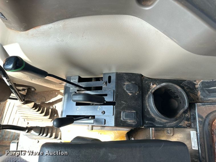 image for item DW8640 2022 John Deere 5065E MFWD tractor