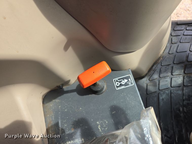 image for item DW8676 2020 Kubota M6060 MFWD tractor