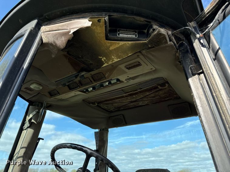 image for item ED4155 1989 John Deere 2755 tractor