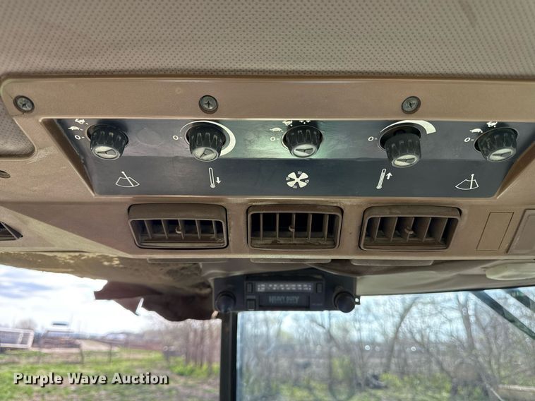 image for item ED4155 1989 John Deere 2755 tractor