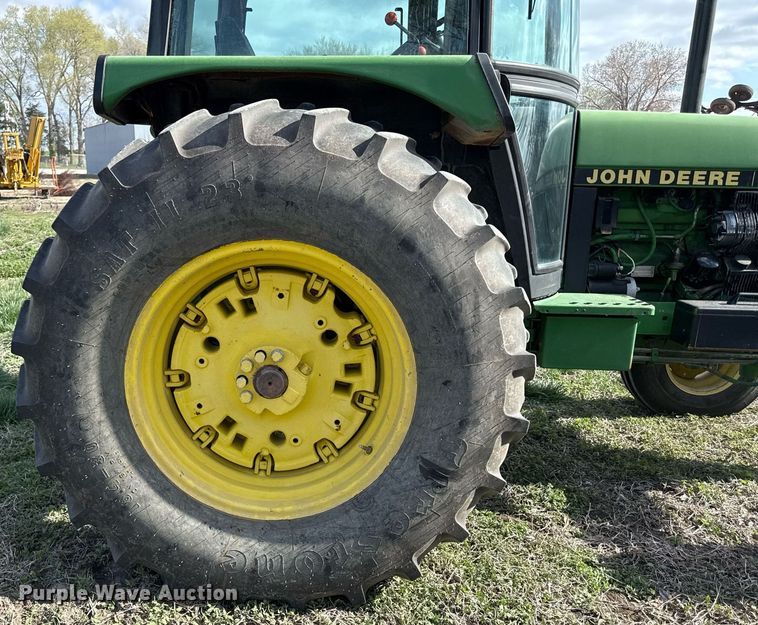 image for item ED4155 1989 John Deere 2755 tractor