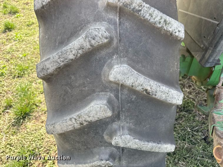 image for item ED4155 1989 John Deere 2755 tractor