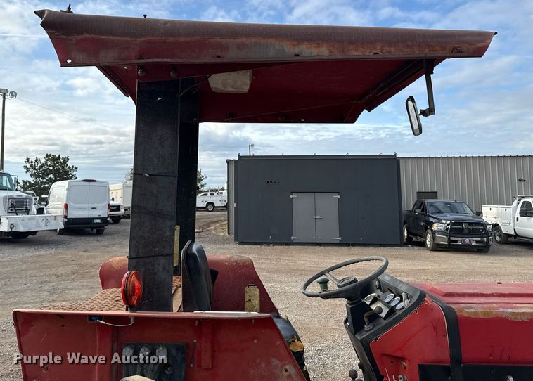 image for item EG5709 1989 Case IH 685 tractor