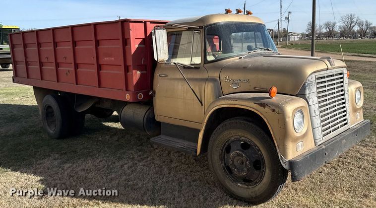 image for item EG6171 1963 International Loadstar 1600 grain truck