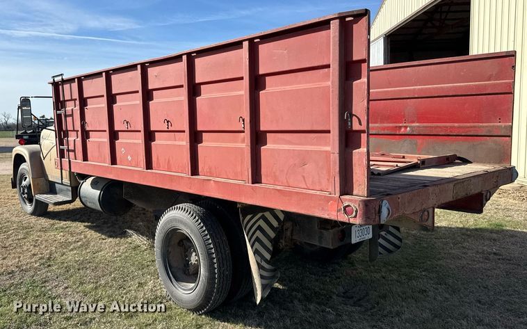 image for item EG6171 1963 International Loadstar 1600 grain truck