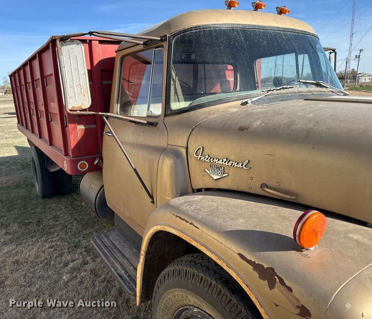 image for item EG6171 1963 International Loadstar 1600 grain truck