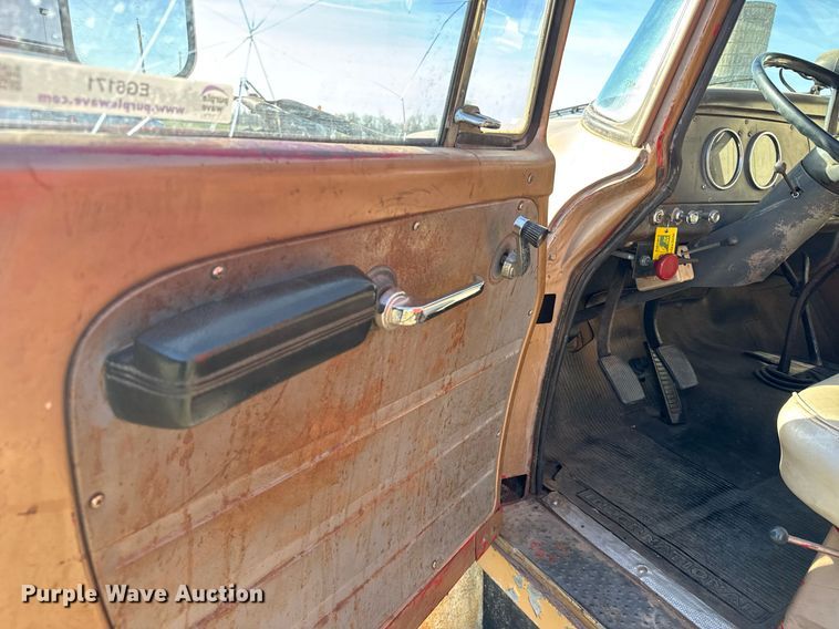 image for item EG6171 1963 International Loadstar 1600 grain truck