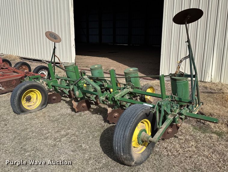 image for item EG6178 John Deere 71 planter