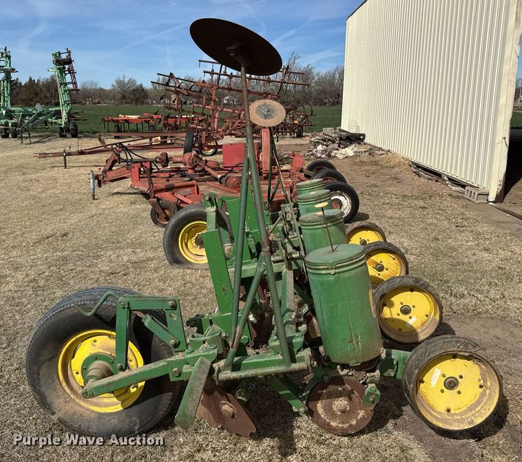 image for item EG6178 John Deere 71 planter