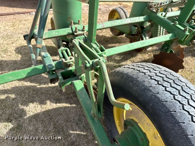 image for item EG6178 John Deere 71 planter