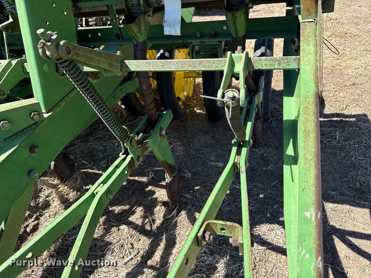image for item EG6203 John Deere LZ812 grain drill