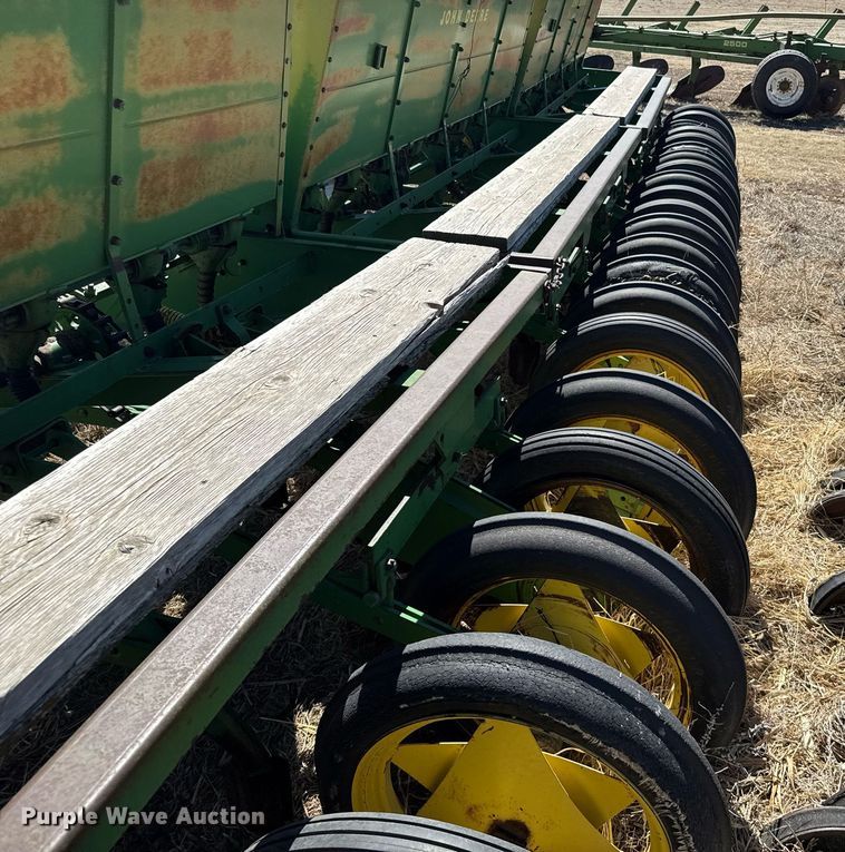 image for item EG6203 John Deere LZ812 grain drill