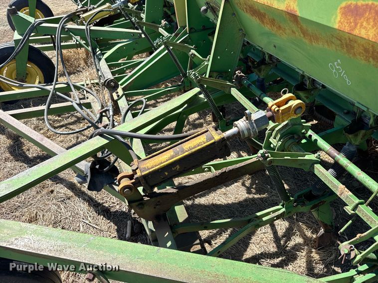image for item EG6203 John Deere LZ812 grain drill