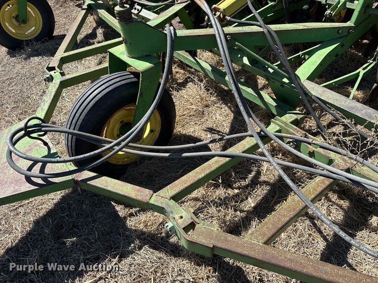 image for item EG6203 John Deere LZ812 grain drill